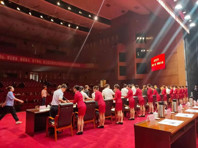 洛陽職業(yè)技術(shù)學院禮儀隊圓滿完成洛陽市“七一”表彰大會禮儀服務(wù)